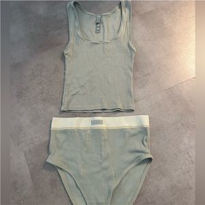 SKIMS SET IN MINERAL